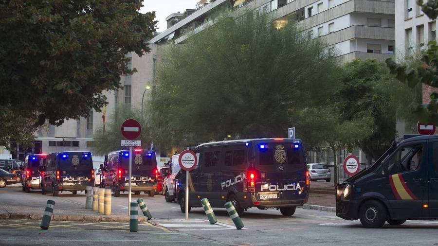 Furgones de la Policía Nacional en Tarragona. Joan Revillas