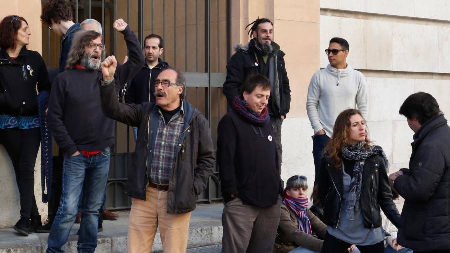 Imatge de Santi Fortuny, Laia Estrada i Jordi Martí, tres dels investigats per la vaga general del 3-O a Tarragona que s'han negat a comparèixer davant del jutge. foto: Luis Milián