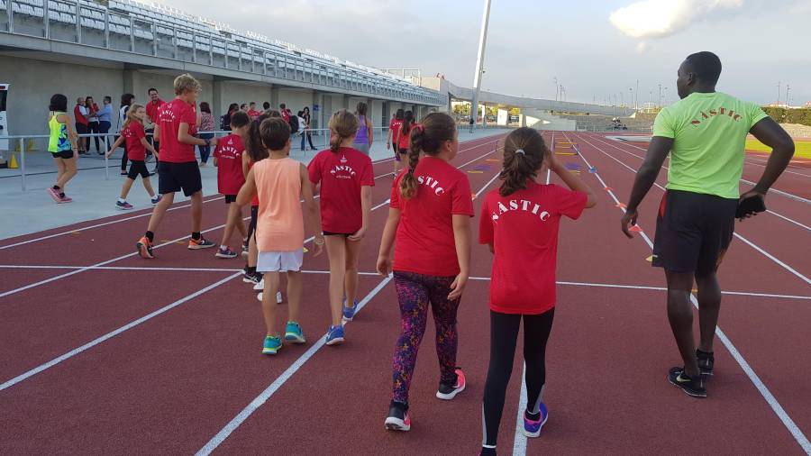 Atletas del Nàstic, en la pista el 2 de octubre, cuando se reabrió tras la reforma integral. FOTO: Tarragona’2018