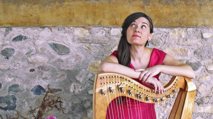 Anna Amigó repasa con su voz y su arpa historias del romancero tradicional catalán. FOTO: MARTA AMIGÓ