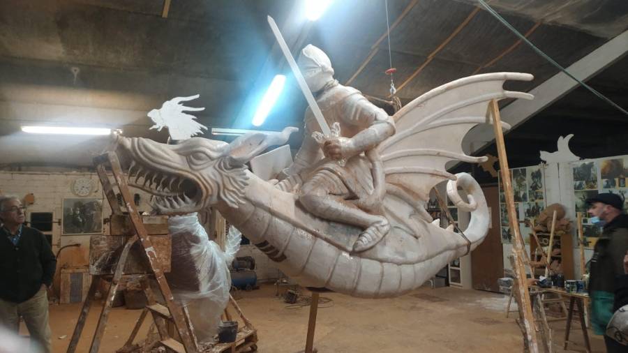 El Drac de Calafell se está ultimando en el taller de la escultora Dolors Sans.