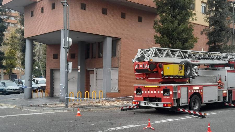 Imagen de los escombros que han caído a la calle tras el desprendimiento. Foto: Cedida