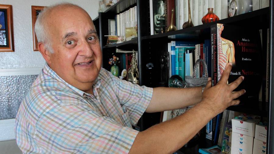 El doctor y neurofisiólogo clínico Lluís Estrada, en su casa de Tarragona. Ha sido médico en Joan XXIII y profesor universitario. Foto: Pere Ferré
