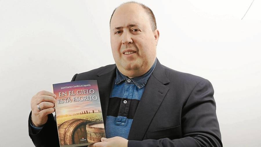 Imagen del escritor tarraconense con su libro, quien ha visitado recientemente el Diari. FOTO: Pere Ferré