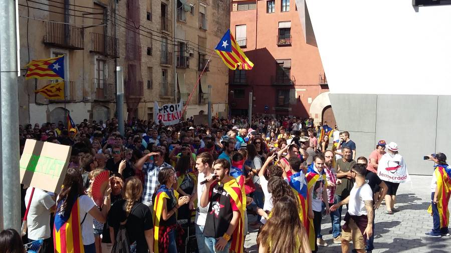 Imatge dels manifestants arribant avui a la plaça Gerard Vergés de Tortosa. Foto: M. Pallás