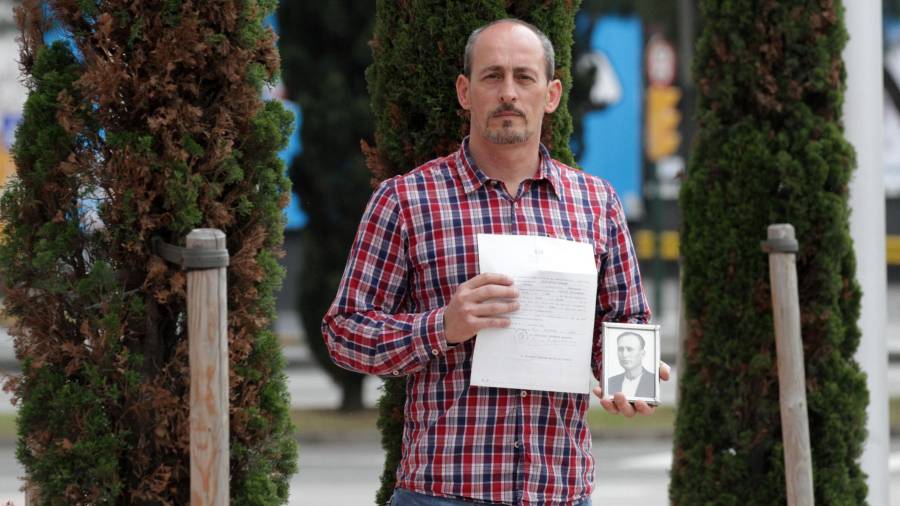 Amadeu, con una foto de su abuelo y el documento que acredita que está enterrado en la Basílica del Valle de los Caídos. Foto: Lluís Milián