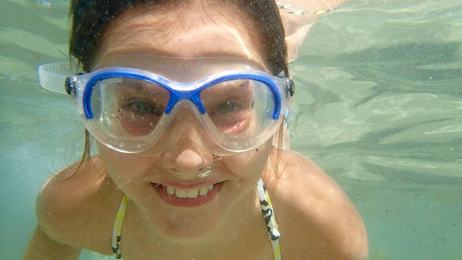 Si quiere ver en el mar también deberá llevar gafas. Foto: freepik