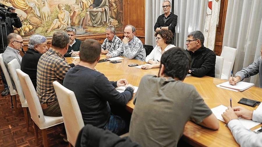 Imatge de la reunió entre els portaveus municipals i representants de la Comunitat de Regants. FOTO: A.T