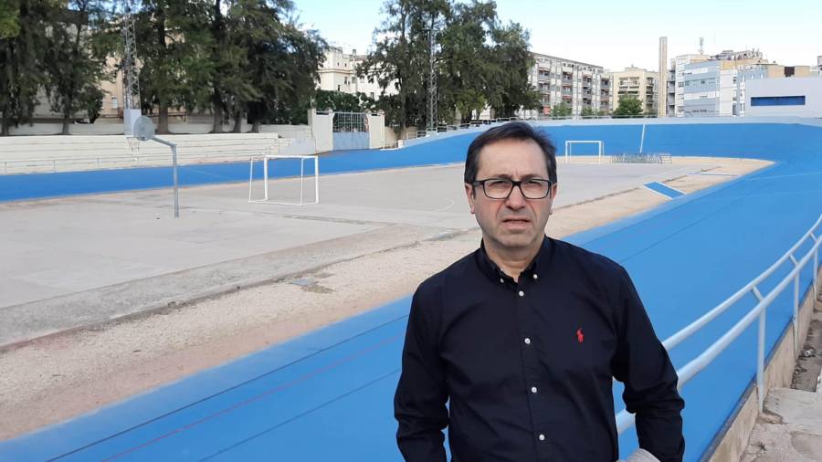 Raül Querol, delegado de la Federació Catalana de Ciclisme en el Ebre, en el velódromo de Tortosa. FOTO: cedida