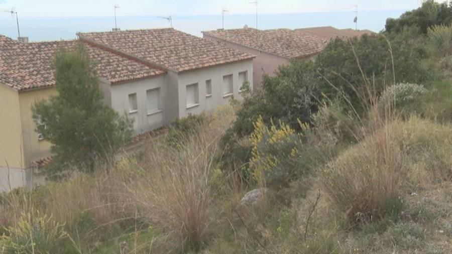 Las casas están a los pies del barranco. FOTO: EL VENDRELL TV