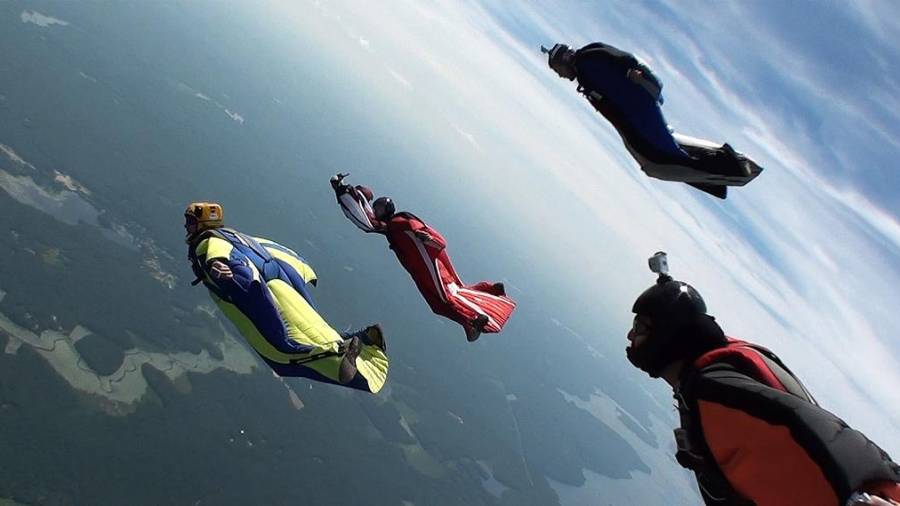 El salto base es una actividad de alto riesgo que combina el planeo a gran velocidad con un traje aerodinámico, con la utilización de una parapente para aterrizar