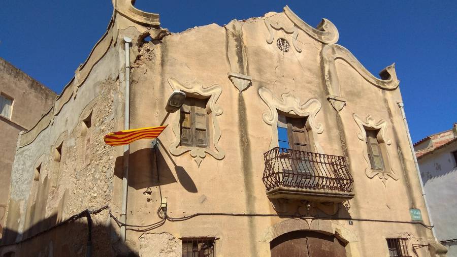 L’immoble, el passat 19 d’agost, després de patir l’ensorrament de part de la cornisa de la façana. FOTO: Àngel Juanpere