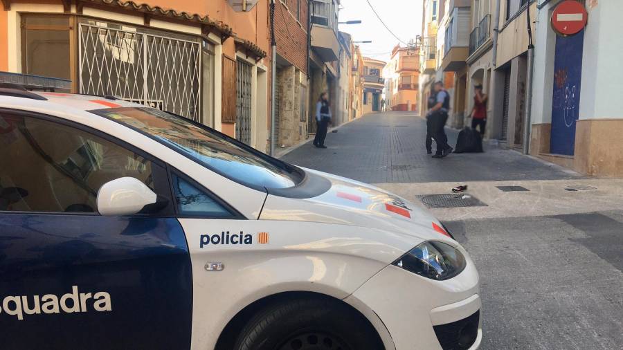 Los mossos identifican a quienes han vuelto a entrar en el edificio.