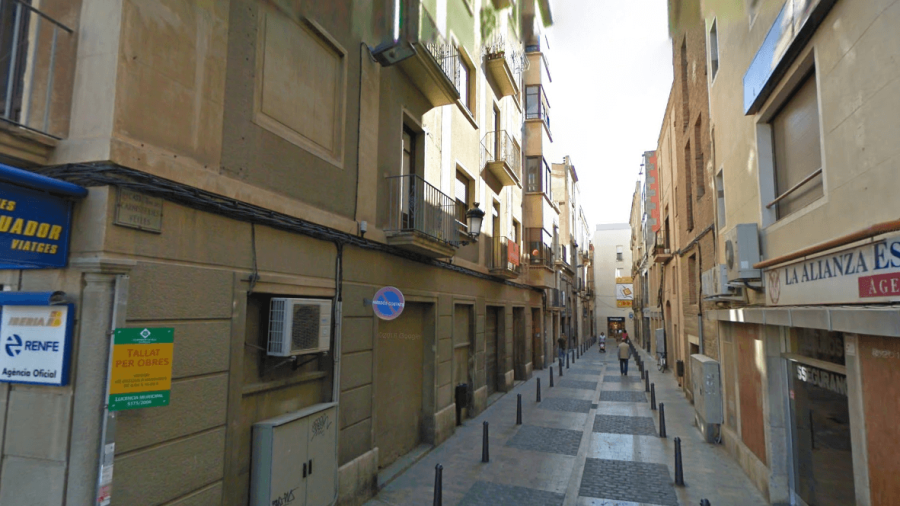 La segunda detención fue en la calle Carnisseries Velles, cerca de la plaza del Mercadal de Reus. Allí el acusado golpeó e insultó a su pareja. FOTO: Google