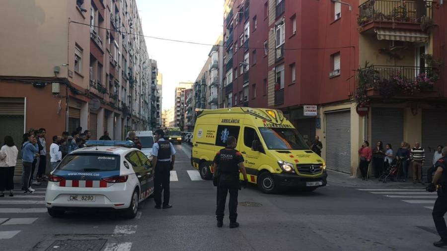 Expectación generada en el barrio del Greco por la presencia policial y de servicios de emergencias tras el apuñalamiento. Foto: C.B.