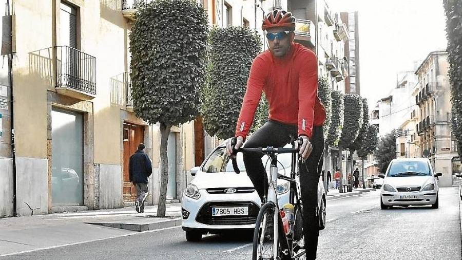 Los ciclistas consideran que es peligroso compartir espacio con los vehículos. FOTO: alfredo gonzález
