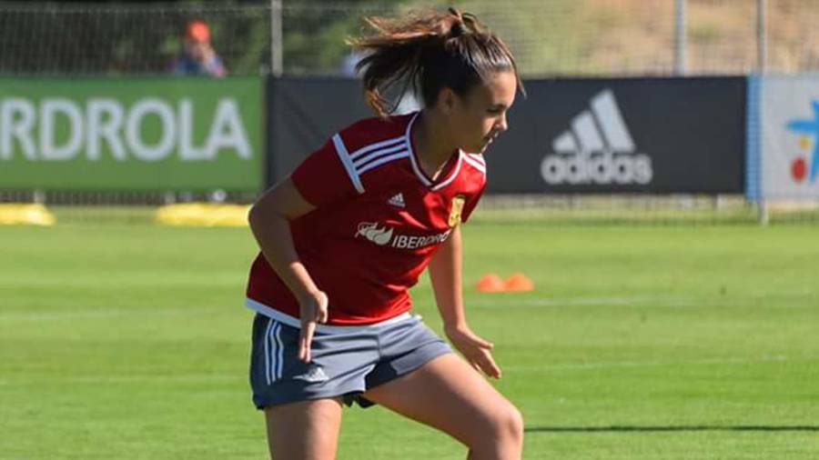 Emma Martín con la camiseta de la Selección Española durante un entrenamiento. Foto: cedida