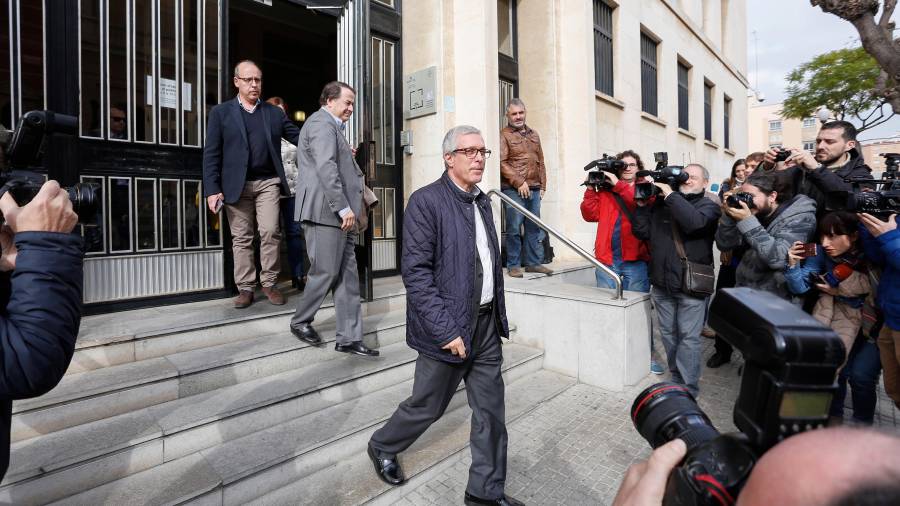 El alcalde Ballesteros saliendo de la puerta de la Audiencia de Tarragona en una imagen de archivo. FOTO: DT