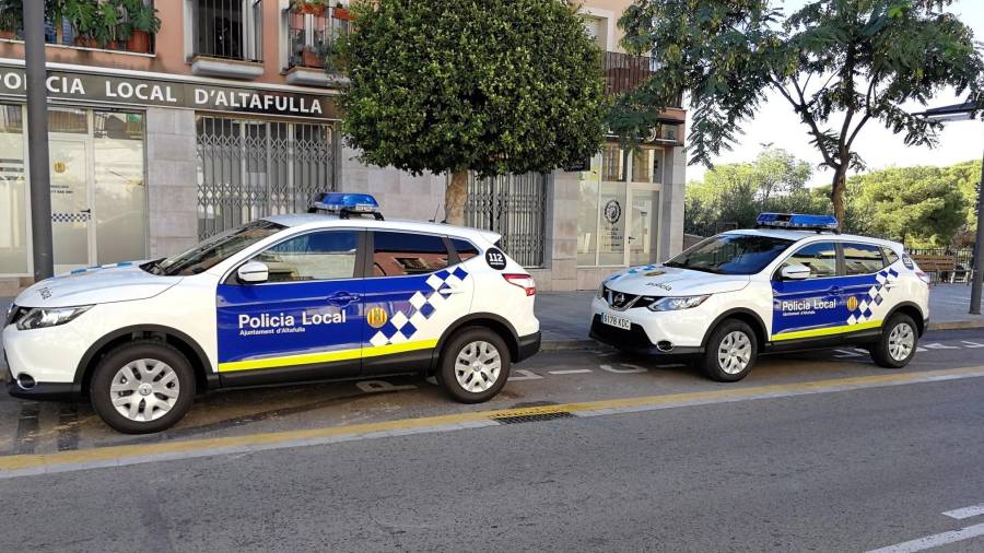 Els dos vehicles, aparcats davant de la comisaria de la Policia Local d'Altafulla.