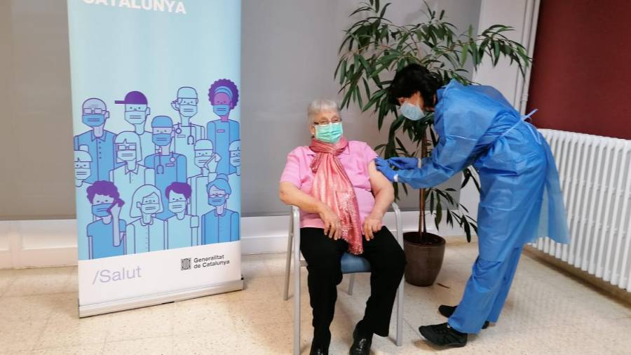 Antònia Sedó, rebent la segona dosi de la vacuna. Foto: Departament de Salut