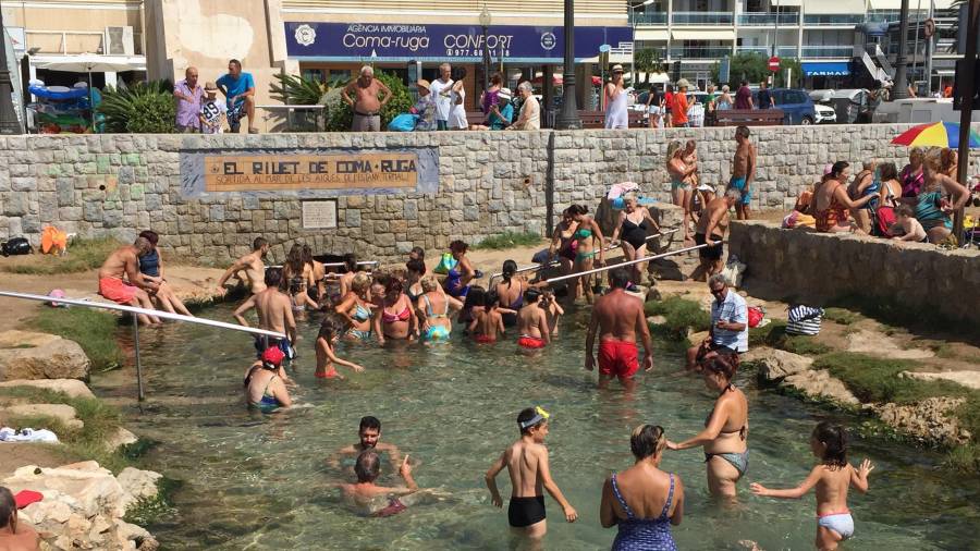 El ‘riuet’ de Coma-ruga atrae a un gran número de bañistas. Foto: JMB