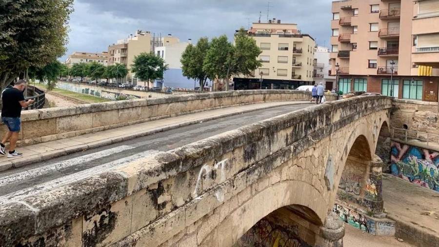 El puente cruza la riera de La Bisbal.