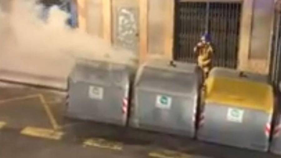 Arden ocho contenedores durante la noche, la mayoría en Tarragona