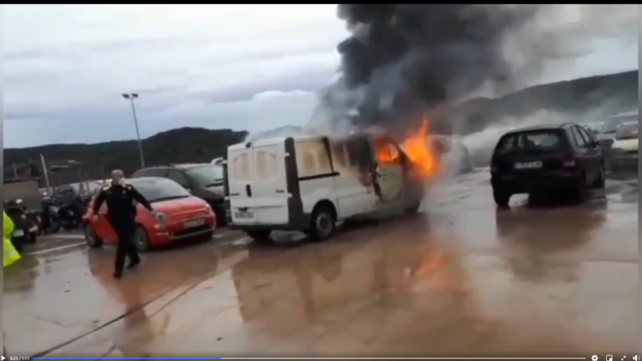 La furgoneta ha sido la más afectada por las llamas.