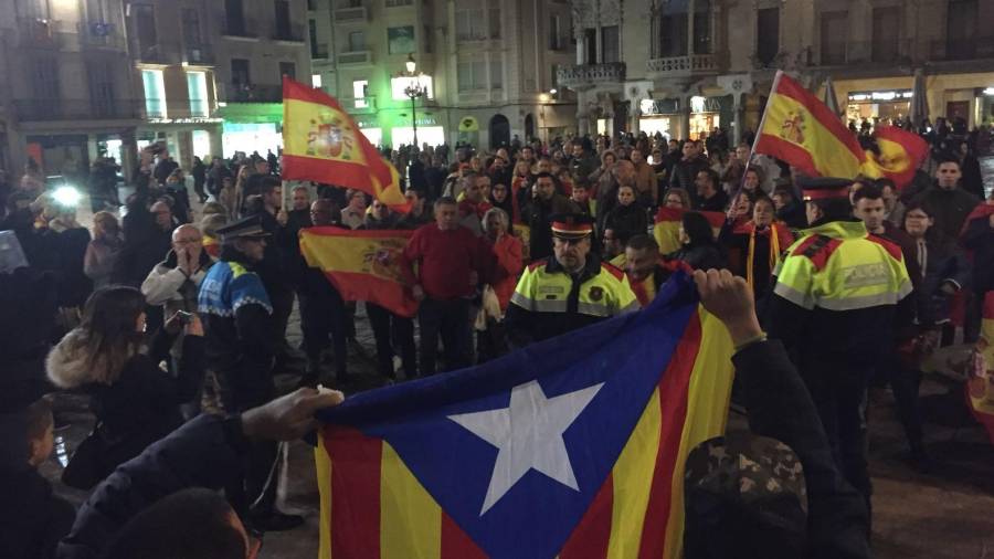 50 independentistas y 150 unionistas se han encontrado en la Plaça del Mercadal. FOTO: F.G.
