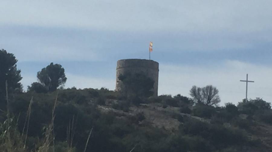 En la torre ahora ondea la bandera española y la senyera.