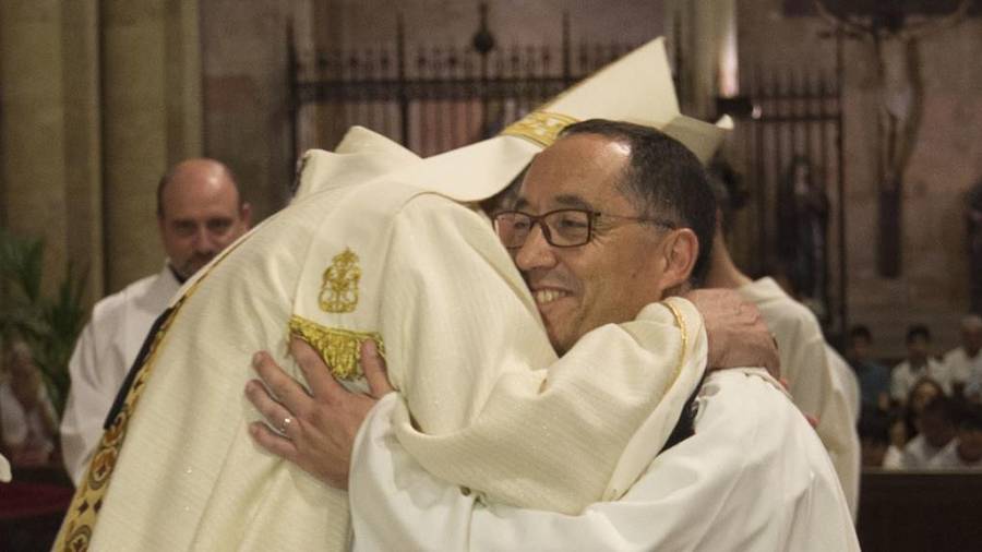 L'arquebisbe Jaume Pujol abraça el nou capellà, mossèn Antonio Rodríguez. REVILLAS
