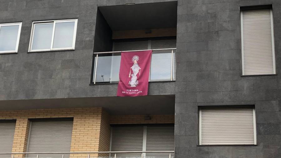 Molts tortosins han penjat domassos de la Mare de Déu al balcó. Foto: Marina Pallás