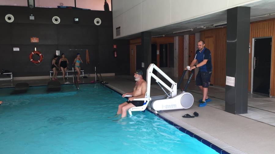 La silla móvil permite al usuario disfrutar de todas las piscinas.