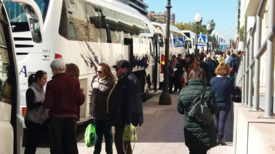 La ANC ha llenado ocho autobuses que se han citado en el Passeig Lluís Companys. Foto: S.E.