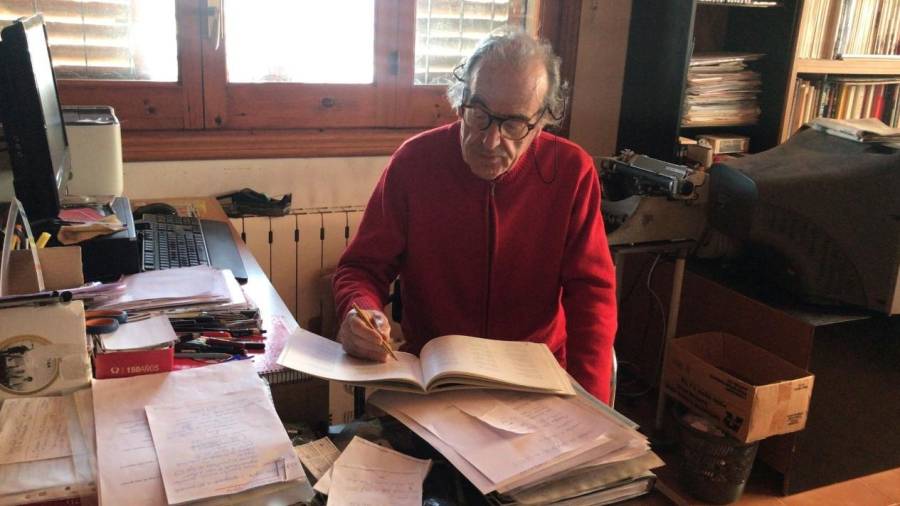 Jaume Casañas, rodeado de papeles en el despacho de su casa. FOTO: CEDIDA