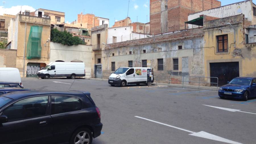 En el parking de la calle Sant Benet se construirá uno de los nuevos edificios residenciales de titularidad municipal. FOTO: Marc Càmara