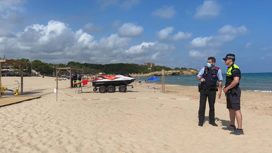 Dos agentes delante la zona acordonada.