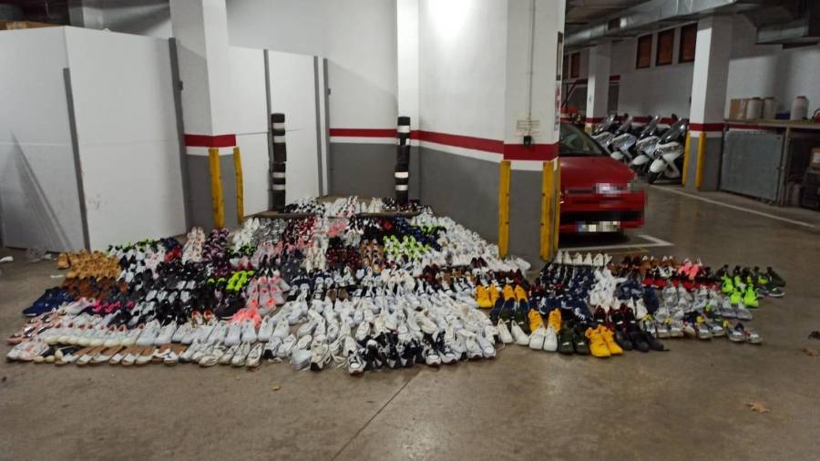 Las zapatillas deportivas decomisadas, en el aparcamiento de la Policía Local de Cambrils. FOTO: @PoliciaCambrils