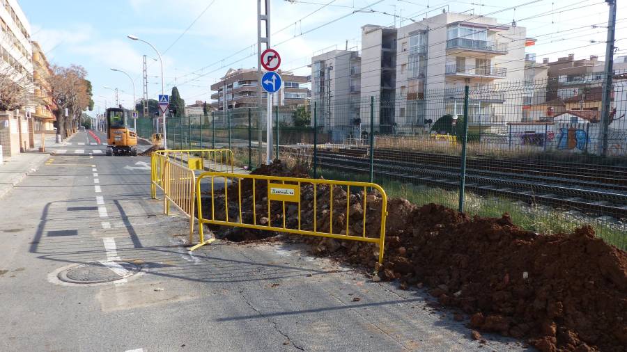 Obres per renovar la xarxa de pluvials al carrer Carles Roig, al costat de la via del tren.