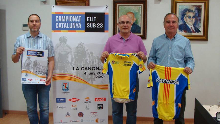 Representantes del consistorio de la Canonja y del Club Ciclista del municipio, durante la presentación de la prueba. Foto: cedida