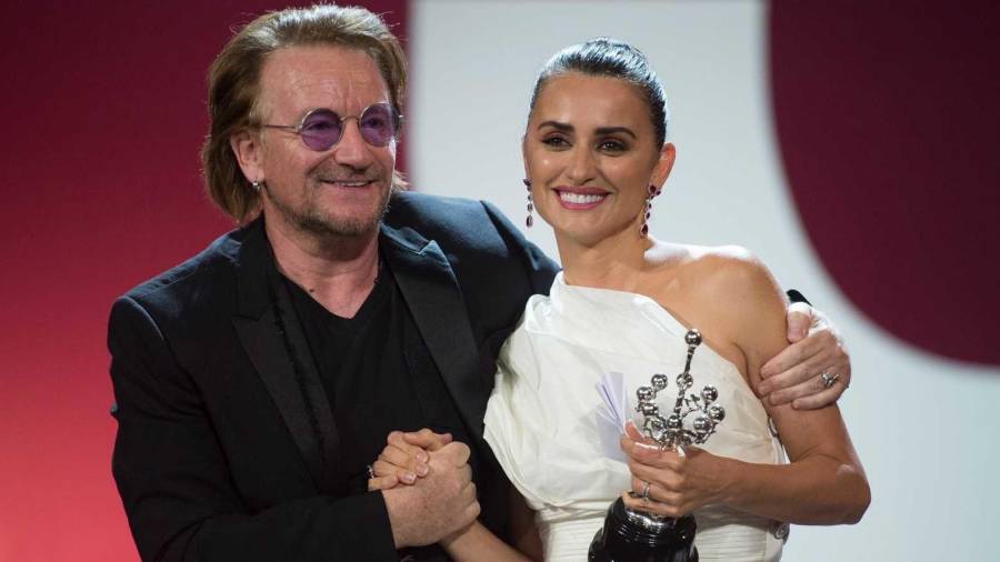 La actriz recibió el premio de manos del líder de U2, Bono. FOTO: EFE