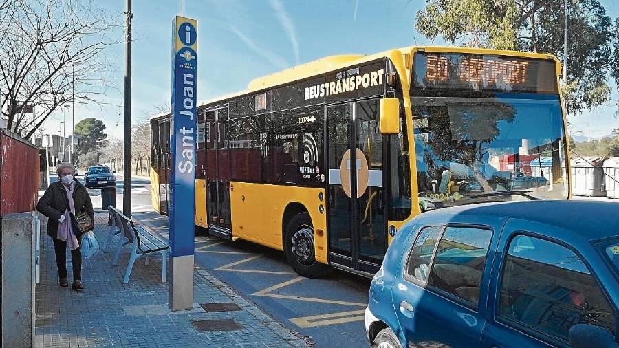 El monolito de la parada permite pedir el autobús a demanda. FOTO: ALFREDO GONZÁLEZ