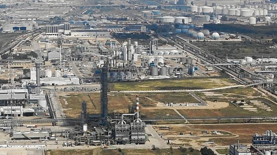 El polígono petroquímico de Tarragona, el más importante del sur de Europa. La industria química supone el 5,5% del PIB. FOTO: PERE FERRÉ