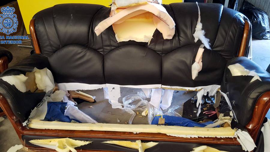 Uno de los sofás donde se escondía la droga, hallados en un almacén de Riudoms. Foto: Policía Nacional