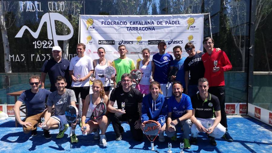 Ganadores y finalistas, tras el torneo. FOTO: Federació Catalana de Pádel