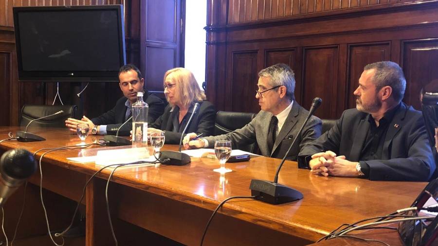 Imagen de la Mesa de la comisión de estudio, en una imagen tomada por el diputado socialista Carles Castillo, quien actuará como vocal del organismo. FOTO: CARLES CASTILLO