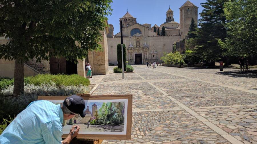 Josep Cebriant pintant en monestir de Poblet. FOTO: Cedida