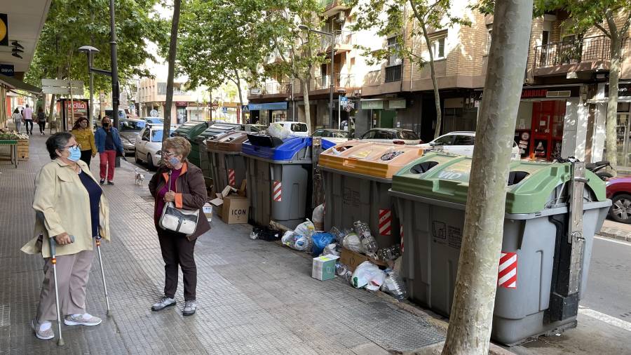 En diferentes puntos del barrio del Carrilet, se concentran bolsas de basura y otros residuos fuera de los contenedores. FOTO: ALBA MARINÉ.