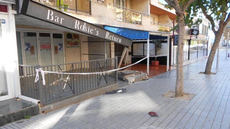Imagen de cómo quedó la terraza del bar y la ausencia de la farola arrancada en la calle Barbastre de Salou.