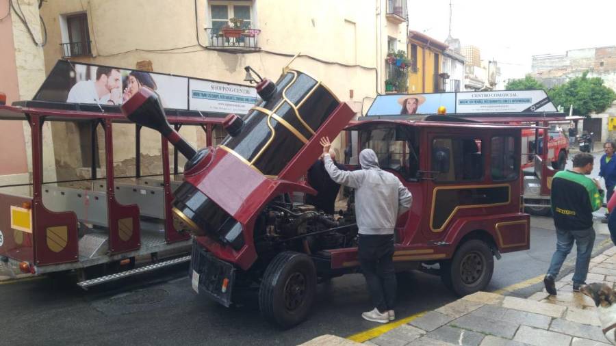 Los operarios retiran el trenet turístic de la Baixada del Roser. FOTO: Núria Riu